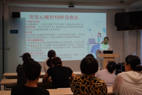 河南分公司邀請(qǐng)健康專(zhuān)家舉辦“心腦血管疾病防治與健康管理”講座，醫(yī)生深入淺出地講解了夏季血壓、血糖、血脂波動(dòng)的風(fēng)險(xiǎn)因素及科學(xué)管理策略，指導(dǎo)老年人日常飲食調(diào)節(jié)、適度運(yùn)動(dòng)安排和規(guī)律作息的重要性，為居民筑起健康防線(xiàn)。